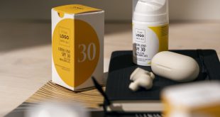 Cosmetici a marchio proprio accanto ai rispettivi astucci di cartoncino
