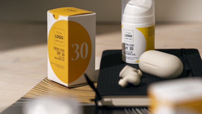 Cosmetici a marchio proprio accanto ai rispettivi astucci di cartoncino