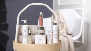 Set di cosmetici personalizzati su un carrello da centro estetico