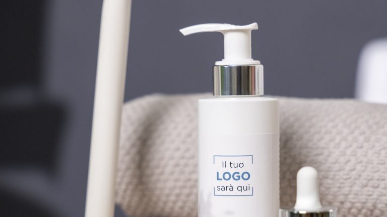 Testo di un'etichetta cosmetica in primo piano