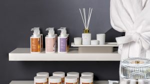 Punto vendita con una linea cosmetica esposta su mensole