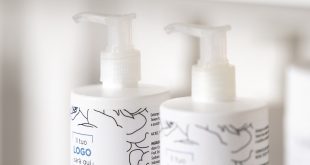 Flaconi cosmetici etichettati e pronti alla consegna