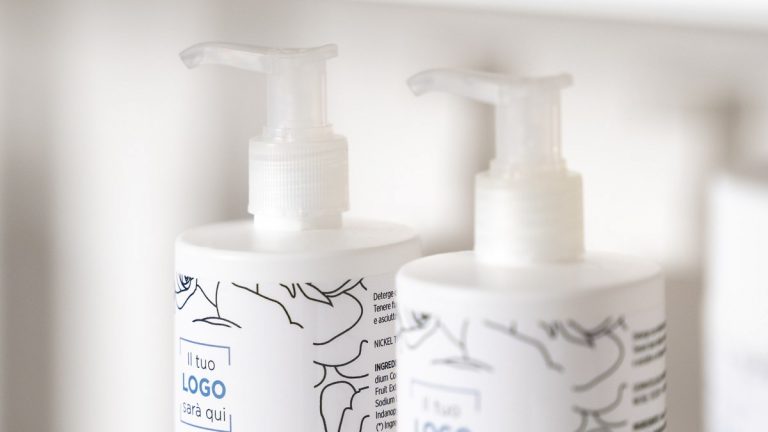 Flaconi cosmetici etichettati e pronti alla consegna