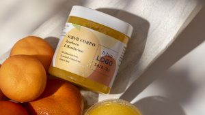 Scrub corpo con agrumi freschi accanto al vasetto