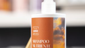 Shampoo a marchio proprio accanto a un pettine da salone