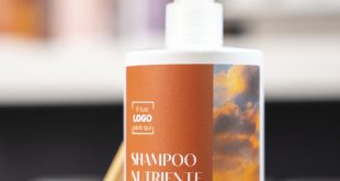 Shampoo a marchio proprio accanto a un pettine da salone