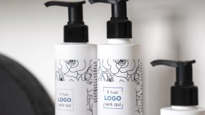 Cosmetici a marchio proprio ordinati su una mensola bianca