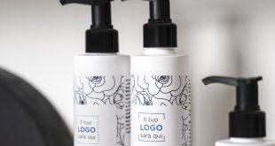 Cosmetici a marchio proprio ordinati su una mensola bianca