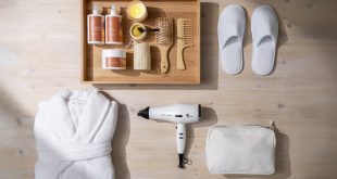 Dotazione da bagno con accappatoio, ciabattine e cosmetici personalizzati