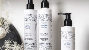 Dettaglio delle etichette personalizzate su flaconi cosmetici