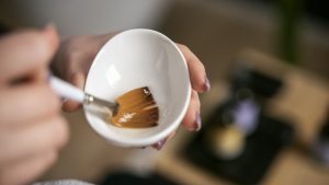 Ciotola e pennello per la preparazione di un trattamento viso