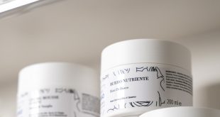 Vasetti e flaconi di una linea cosmetica su mensola