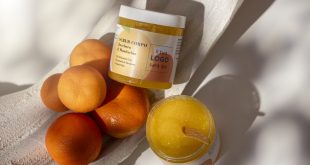 Scrub corpo con le materie prime accanto al prodotto finito