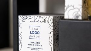 Cosmetici con lo spazio riservato al logo del cliente in etichetta