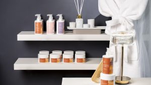 Gamma completa di cosmetici a marchio proprio esposta su mensole