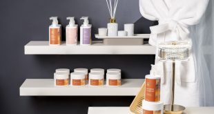 Gamma completa di cosmetici a marchio proprio esposta su mensole