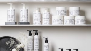 Scaffale espositivo con una linea cosmetica a marchio proprio