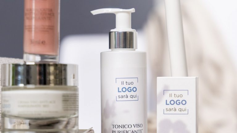 Etichetta di un cosmetico con le indicazioni obbligatorie