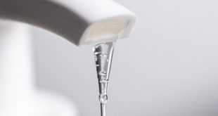 Erogatore di un detergente cosmetico in funzione