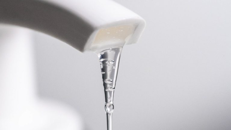 Erogatore di un detergente cosmetico in funzione
